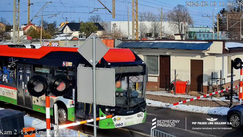 Autobus utknął na przejeździe z zamkniętymi rogatkami