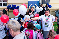 Dzieci odbierają balony kampanii.