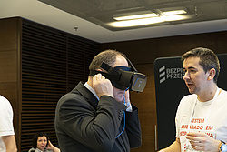 Uczestnik kongresu korzystający z okularów VR