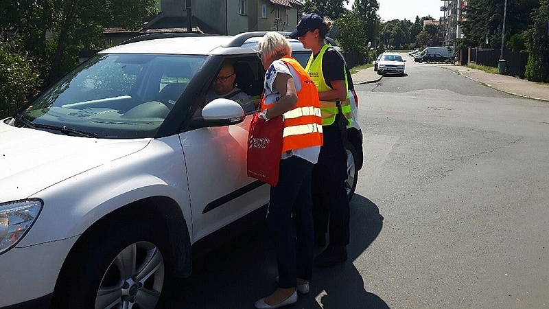 Samochód przed zamkniętym przejazdem. Kierowcy otrzymują materiały od sokisty i koordynatorki kampanii.