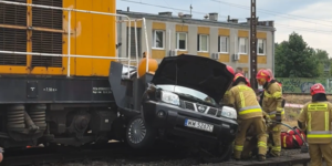 Strażacy podczas akcji - samochód po zderzeniu na przejeździe