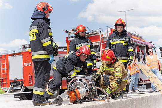 Pięciu strażaków pracujących podczas symulacji wypadku.