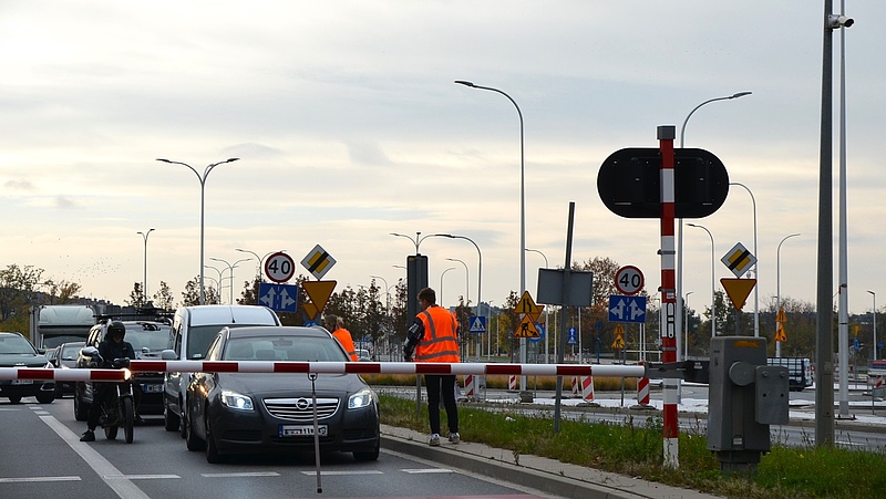 Samochody prze zamkniętymi rogatkami
