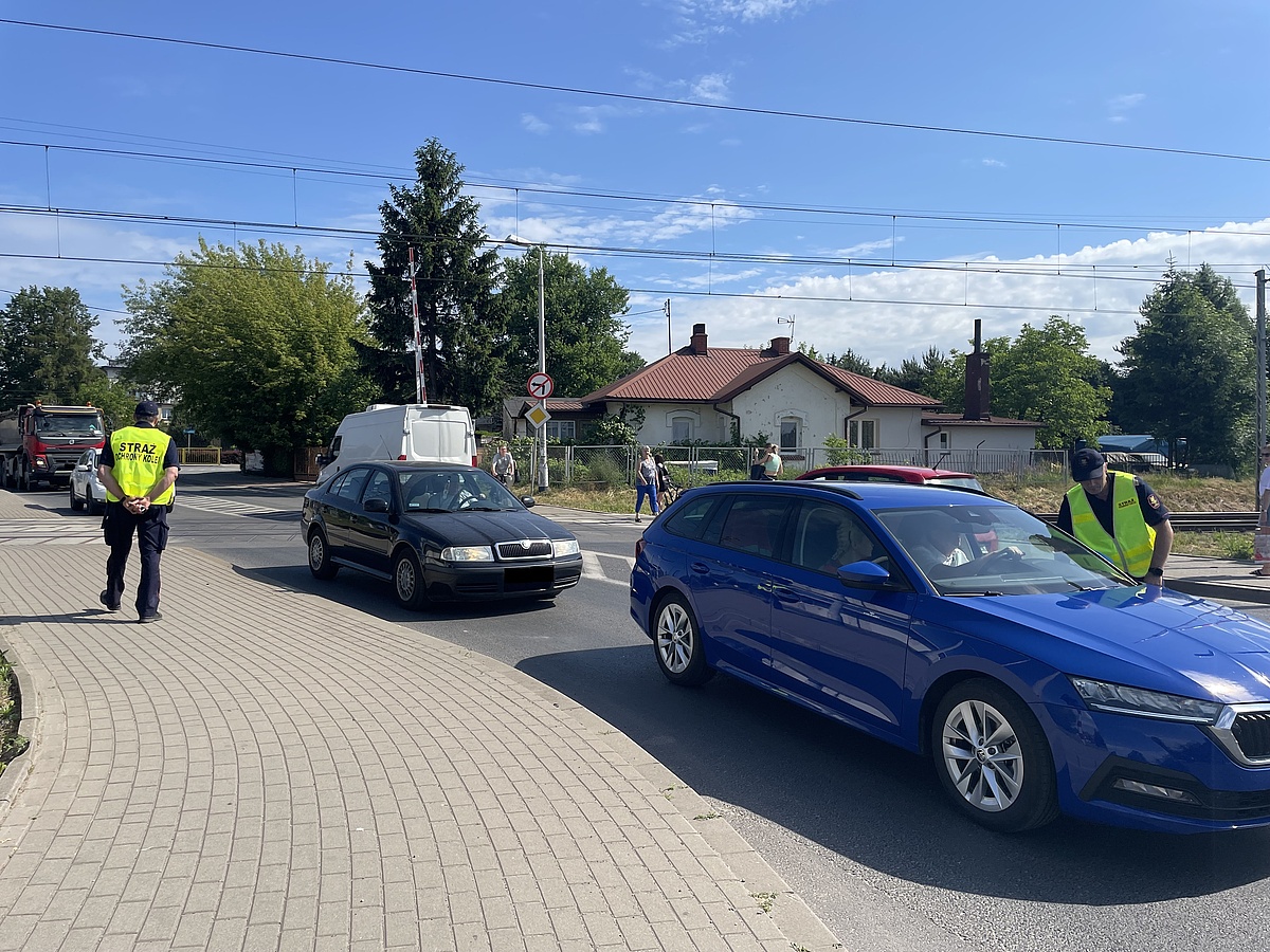 Funkcjonariusze SOK obserwują auta przejeżdżające przez przejazd kolejowo-drogowy; fot. Anna Znajewska-Pawluk
