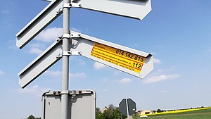 Znak krzyża św. Andrzeja z żółtą naklejką