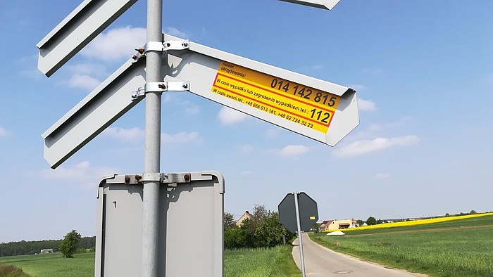 Żółta naklejka umiejscowiona na krzyżu św. Andrzeja