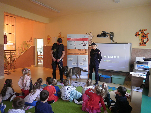 Prelekcja w szkole, dzieci oraz 2 funkcjonariuszy SOK z psem