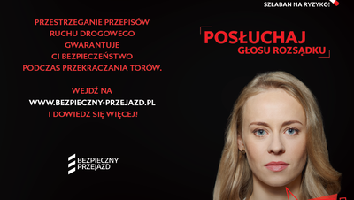 Wycinek ulotki kampanijnej, tekst z lewej strony " Przestrzeganie przepisów ruchu dorgowego gwarantuje Ci bezpieczeństwo podczas przekraczania torów. Z prawej twarz kobiety.