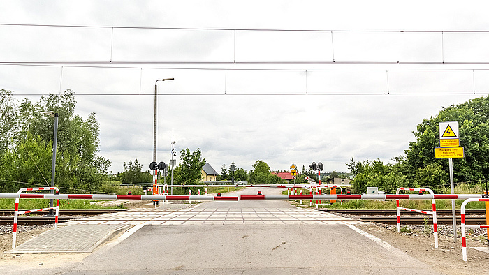 Przejazd kolejowo-drogowy, szlaban z zamkniętymi rogatkami..