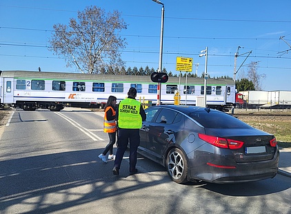 Akcja ulotkowa na przejeździe kolejowo-drogowym przy ul. Śląskiej w Łodzi fot. Rafał Wilgusiak 2jpg