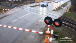 Samochód stoi za zamkniętymi rogatkami, które wcześniej uszkodził