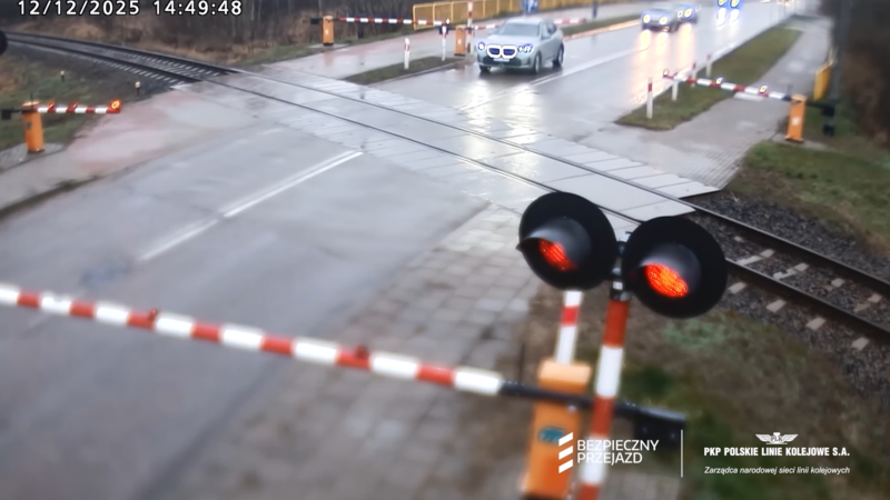 Samochód stoi za zamkniętymi rogatkami, które wcześniej uszkodził