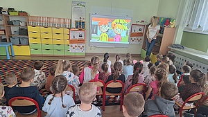 Dzieci podczas prelekcji w przedszkolu.