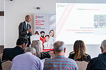 Prelegent M. Kruszyński podczas prezentacji, na pierwszym planie uczestnicy
