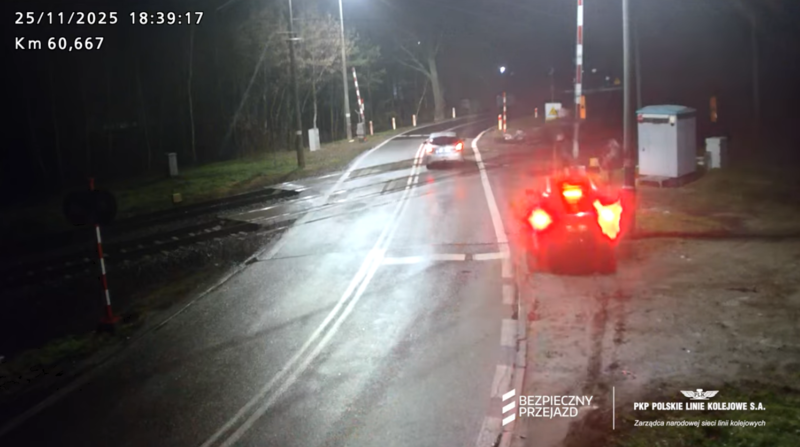 Samochód uderzający w napęd rogatki.