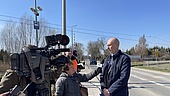 Marcin Kruszyński udziela wywiadu przed przejazdem kolejowym.