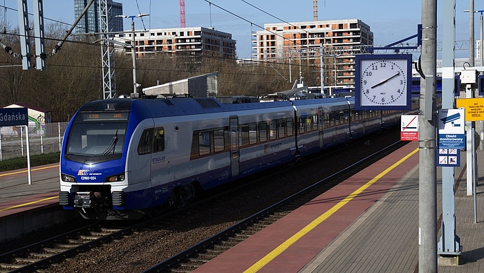 Pociąg przy peronie na stacji Wwa Gdańska.