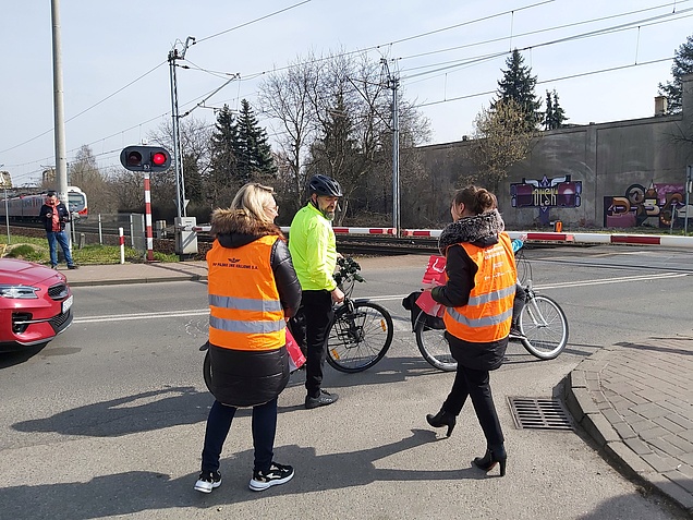 Bezpieczny przejazd Częstochowa,rowerzysta, rozdawanie ulotek, fot. Katarzyna Głowacka