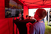 Chłopiec ogląd grę vr na tv