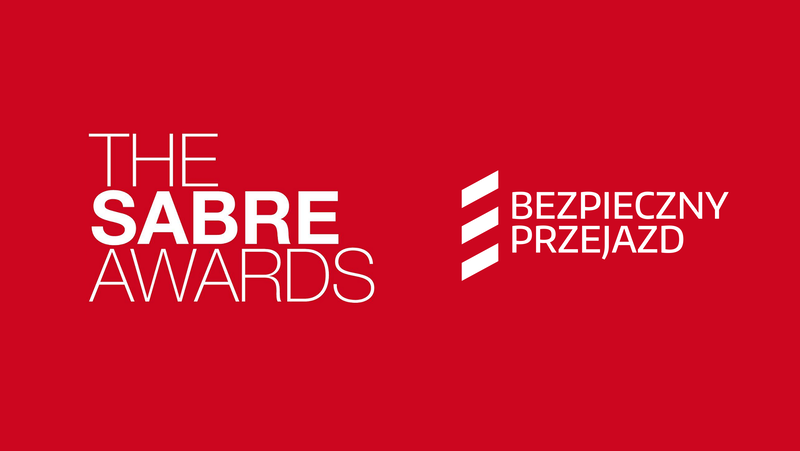 Grafika: napis The Sabre Awards i logo Kampanii na czerwonym tle.