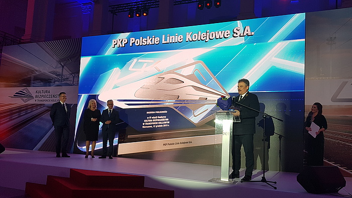 Wiceprezes Marek Olkiewicz odbiera nagrodę UTK