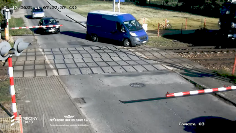 Mijający rogatki dostawczak chwile przed uderzeniem