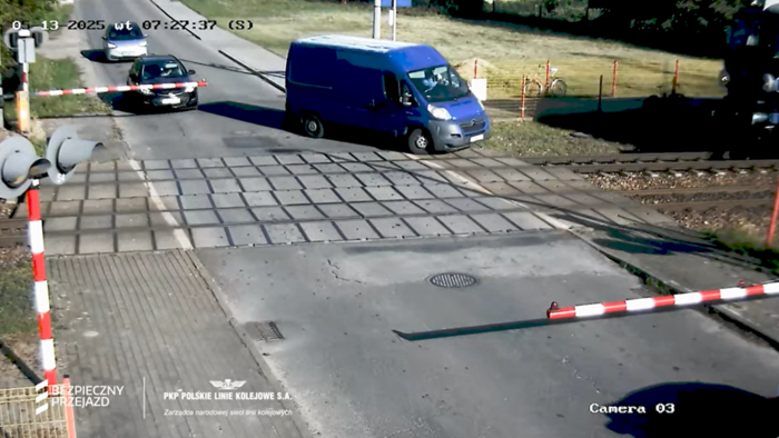 Mijający rogatki dostawczak chwile przed uderzeniem
