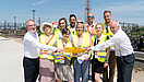 Koordynatorzy kampanii (10 osób) trzymający wzór żółtej naklejki PLK
