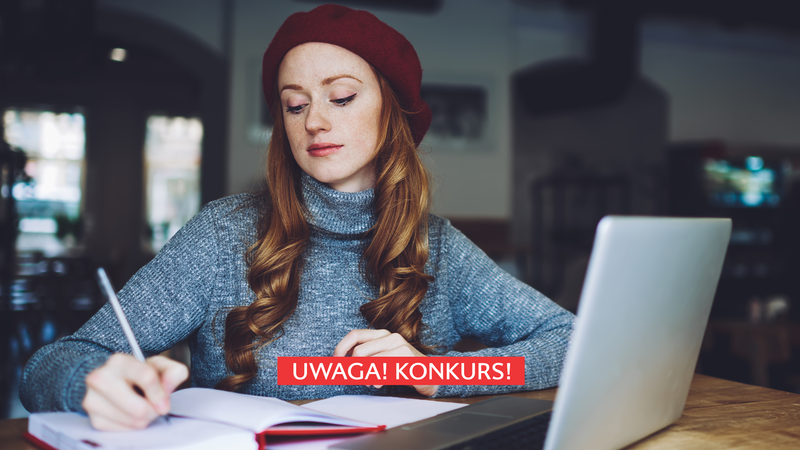 Kobieta przy laptopie, pisze opowiadanie w zeszycie