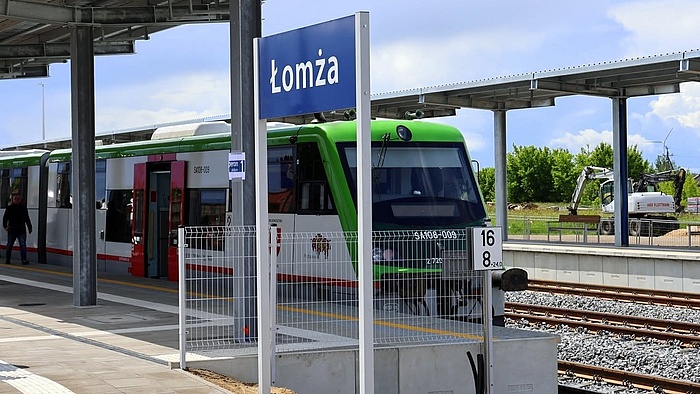 Pociąg przy peronie na stacji Łomża