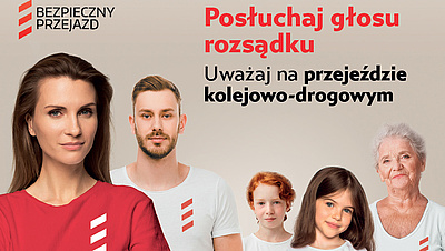 Grafika promocyjna nowej odsłony kampanii Hasło "Posłuchaj głosu rozsądku"; Uważaj na przejeździe kolejowo-drogowym.  Na grafice Kobieta z mężczyzną, 2 dzieci oraz starsza pani. Na dole oznaczenia unijne.