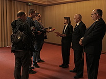 W. Kiełczyński podczas udzielania wywiadu dziennikarzom
