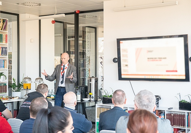 Uczestnicy warsztatów Bezpieczny Przejazd słuchają prelekcji, fot. Anna Jaroszewicz