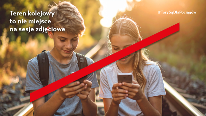 Dwoje przekreślonych nastolatków z telefonami na torach,