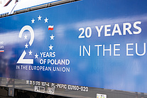 Malowanie pociągu specjalnego z grafiką 20 lat Polski w UE