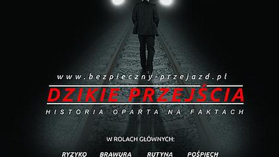Wycinek plakatu, mężczyzna idzie po torach, w stronę nadjeżdżającego pociągu. Tekst dzikie przejścia, Historia oparta na faktach