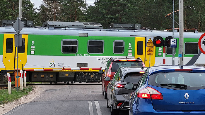 Przejazd: zamknięte rogatki, samochody przed szlabanem aut. Karol Jakubowski