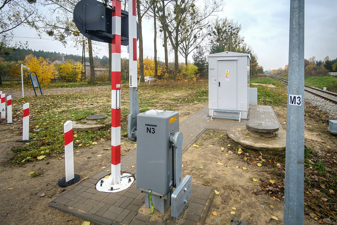 Rogatka i napęd przejazdowe z żółtą naklejką PLK