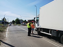 Przedstawiciel SOK i PLK przeprowadzają akcję ulotkową BP w Łodzi fot. Rafał Wilgusiak