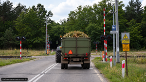 Traktor z przyczepą na przejeździe
