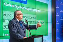 Minister Adamczyk podczas przemówienia.