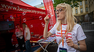 Przedstawicielka kampanii na tle namiotu.