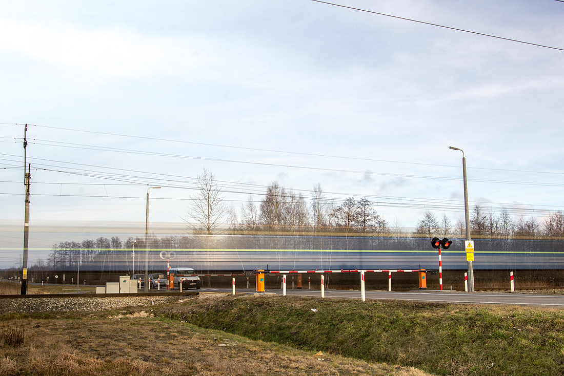 Pociąg przejeżdżający przez przejazd kolejowo-drogowy