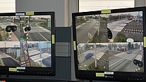 Dwa monitory z monitoringiem 8 przejazdów