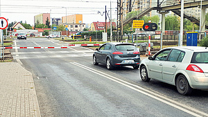 Samochody przed zamkniętym przejazdem