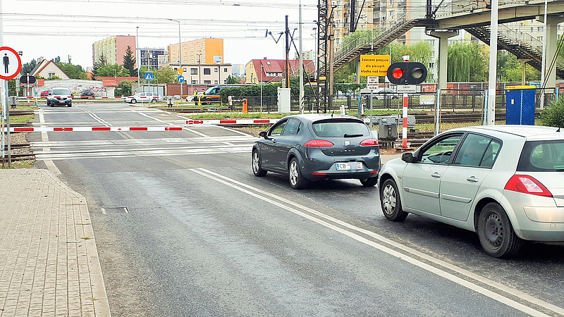 Samochody przed zamkniętym przejazdem