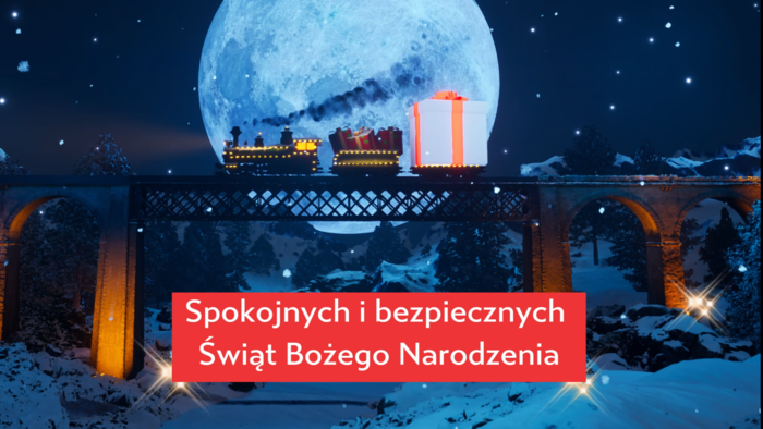 Ciuchcia na wiadukcie na tle księżyca