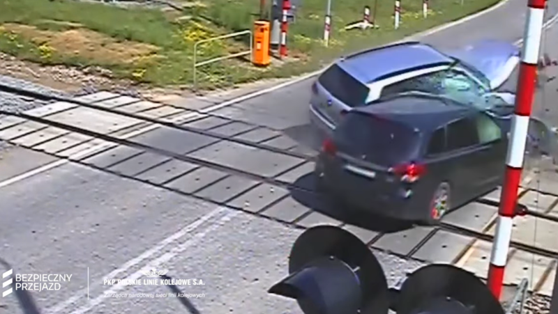 Wypadek 2 samochodów, który wydarzył się na przejeździe