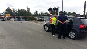 Sokista i koordynator kampanii przy samochodzie
