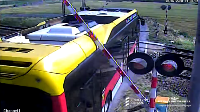Autobus na który opadają rogatki.